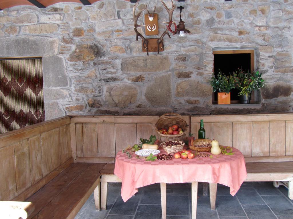Apartamentos Rurales Casa Baltasar Monasterio De Hermo Esterno foto