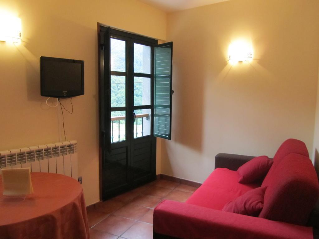Apartamentos Rurales Casa Baltasar Monasterio De Hermo Esterno foto