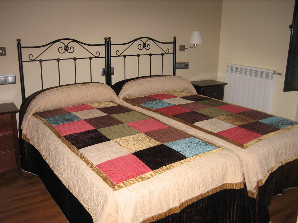 Apartamentos Rurales Casa Baltasar Monasterio De Hermo Esterno foto